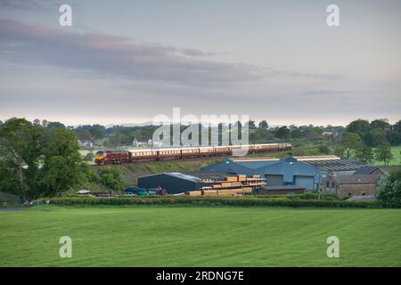 West Coast Railways Klasse 47 Lokomotive 47813 transportiert den Northern Belle Luxus Dining Zug an der Westküste Hauptlinie in Lancashire Stockfoto