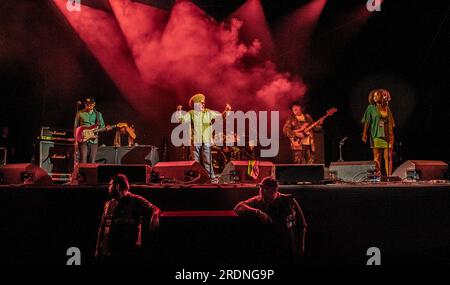 Henham Park, Suffolk, Großbritannien. 22. Juli 2023. Die britische Popband The Kooks spielt live beim Latitude Festival. Kredit: ernesto rogata/Alamy Live News Stockfoto