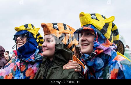 Henham Park, Suffolk, Großbritannien. 22. Juli 2023. Die Massen amüsieren sich heute beim Latitude Festival trotz des Regens. Kredit: ernesto rogata/Alamy Live News Stockfoto