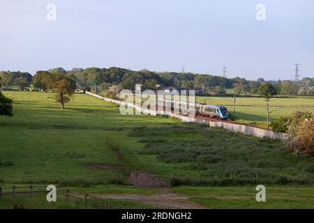 Erster TransPennine Express CAF Klasse 397 Elektrozug 397001 vorbei Die Landschaft an der Westküste Hauptlinie in Lancashire Stockfoto