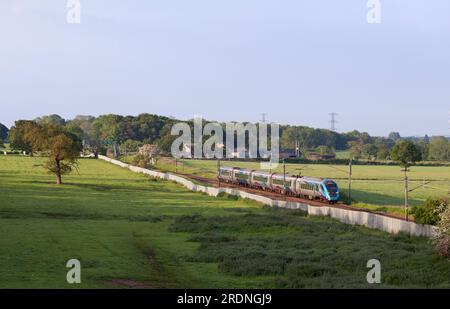 Erster TransPennine Express CAF Klasse 397 Elektrozug 397001 vorbei Die Landschaft an der Westküste Hauptlinie in Lancashire Stockfoto