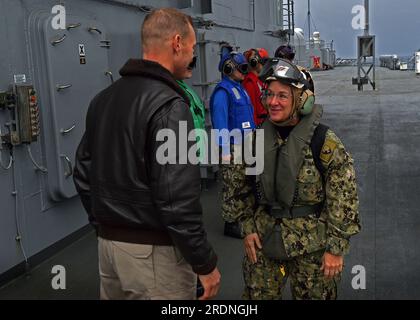 Gaeta, Italien. 10. November 2019. USA Vizeadmiral Lisa Franchetti, Befehlshaber der Streik- und Hilfstruppen der Navy NATO, rechts, spricht mit Capt. Cassidy Norman, Befehlshaber der USS Mount Whitney der Blue Ridge-Klasse, während eines Schiffsbesuchs am 10. November 2019 in Gaeta, Italien. Präsident Joe Biden hat Franchetti zum Anführer der Navy ernannt, als erste Frau, die US-Militärdirektorin ist. Kredit: MC3 Drew Verbis/US Navy/Alamy Live News Stockfoto