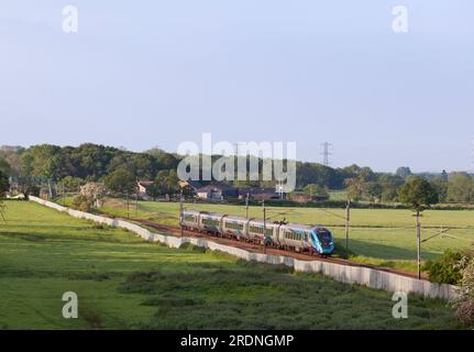 Erster TransPennine Express CAF Klasse 397 Elektrozug 397001 vorbei Die Landschaft an der Westküste Hauptlinie in Lancashire Stockfoto
