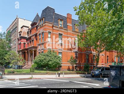 Clinton Hill Historic District: 301-305 Washington Avenue, Reihenhäuser im Queen Anne-Stil, entworfen von John Mumford, erbaut 1880. Stockfoto