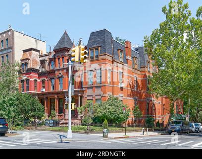 Clinton Hill Historic District: 301-305 Washington Avenue, Reihenhäuser im Queen Anne-Stil, entworfen von John Mumford, erbaut 1880. Stockfoto