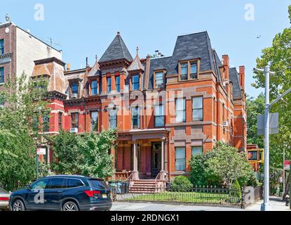 Clinton Hill Historic District: 301-305 Washington Avenue, Reihenhäuser im Queen Anne-Stil, entworfen von John Mumford, erbaut 1880. Stockfoto