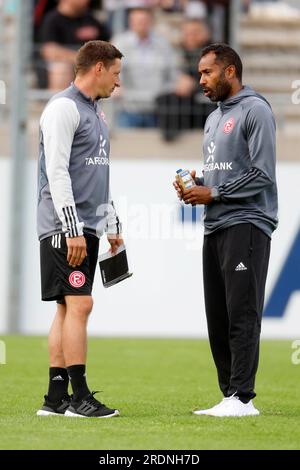 Düsseldorf, Deutschland, Fussball Bundesliga Freundschaftsspiel Fortuna Düsseldorf vs.VFL Bochum 3-1 am 21. 07. 2023 im Paul-Janes Stadion am Flinger Broich in Düsseldorf Co-Trainer Jan HOEPNER (F95) li.- und Trainer Daniel THIOUNE (F 95) RE.- Foto : Norbert Schmidt, Düsseldorf Stockfoto