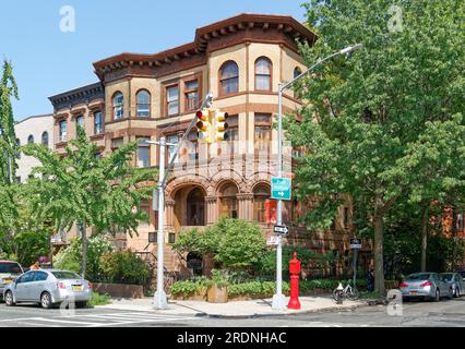 Clinton Hill Historic District: 229-231 Washington Avenue, romanische Reihenhäuser im Stil der Revival-Zeit, entworfen von J.G. Glover, 1892 erbaut. Stockfoto