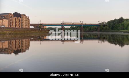 Sprinterzug der Northern Rail Klasse 156 über die Carlisle Bridge (Lancaster, River Lune) an der Westküste mit saint Georges Quay, Lancaster. Stockfoto