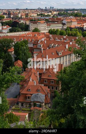 Blick von der Prager Burg über den Großen Fürstenberggarten in Richtung der Paläste Fürstenberg und Wallenstein und dem historischen Zentrum von Prag. Stockfoto