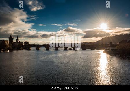 Die berühmte Karlsbrücke in der Hauptstadt Prag, Tschechische Republik. Stockfoto