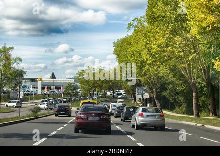 Metz, Frankreich - 20. September 2017: Außenbezirke der Stadt, Autobahn mit Pkw-Strom und Zentrum des Automobilunternehmens Renault Stockfoto