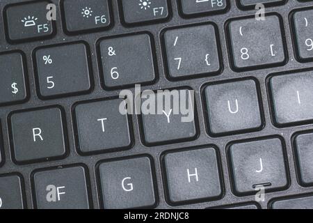 R T Y U -Tasten auf einer schwarzen Laptop-Tastatur Stockfoto