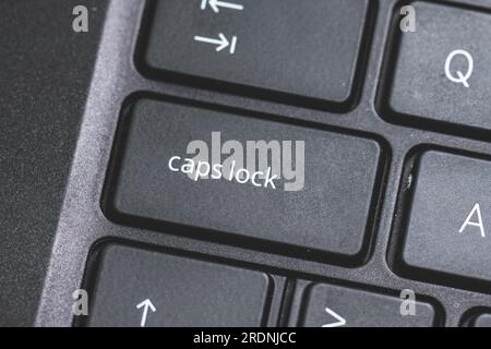 Feststelltaste auf einer schwarzen Laptop-Tastatur Stockfoto