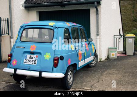 Dijon, Frankreich - 15.09.2017: Das alte Renault-Auto (4-GTL-Modell) ist mit Blumen im Stil von Frauen oder Hippies bemalt Stockfoto