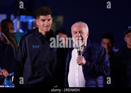 Der italienische Präsident des SSC Neapel, Aurelio De Laurentiis, und der italienische Verteidiger des SSC Neapel, Giovanni Di Lorenzo, während der offiziellen Präsentation des SSC Neapel von 2023 bis 24. Stockfoto