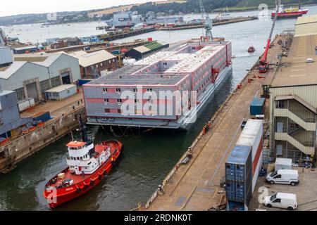 Bibby Stockholm verlässt die Falmouth Docks nach Portland, bereit für 500 Flüchtlinge Stockfoto