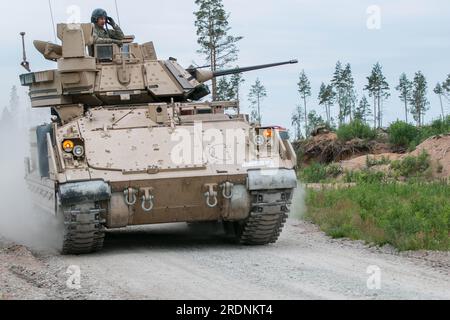 Eine Bradley-Infanterie-Kampffahrzeugbesatzung aus 2. Bataillon, 7. Infanterie-Regiment, 1. Panzerbrigade-Kampfteam, 3. Infanterie-Division, bewegt sich während einer Feuerübung im zentralen Trainingsbereich bei Tapa, Estland, Juni 14 in ihre nächste Kampfposition. Bei der Feuerwehr wurde die Reaktionszeit jeder Besatzung mit der Identifizierung und dem Einsatz mehrerer Ziele getestet. Die Veranstaltung fand im Rahmen der Operation Atlantic Resolve statt, einer fortlaufenden Reihe von Übungen, die darauf abzielen, Beziehungen, Vertrauen und Interoperabilität zwischen den USA und ihren NATO-Verbündeten aufzubauen. (USA Army Photo von Sergeant 1. Class Joshua S. Bran Stockfoto