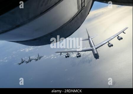 Pazifik, Japan. 22. Juli 2023. EIN US-AMERIKANISCHER Air Force B-52 Stratofortress strategischer Bomber nähert sich einem KC-135 Stratotanker zum Auftanken, während drei Japan Air Self-Defense Force F-2 Viper Zero-Kampfflugzeuge am 13. Juli 2023 Eskorte über dem Pazifik bereitstellen. Kredit: A1c Haiden Morris/USA Air Force Photo/Alamy Live News Stockfoto