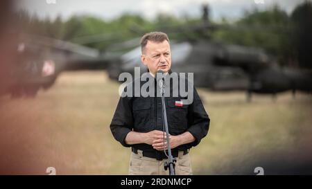 Nadarzyce, Polen. 21. Juli 2023. Der polnische Verteidigungsminister Mariusz Blaszczak spricht während der Demonstration der Gunnery am Distinguished Visitors Day am 21. Juli 2023 in Nadarzyce, Polen, an multinationale Soldaten. Während der Veranstaltung kündigte Blaszczak an, dass Polen 96 Apache Attack Helicopters aus den USA kaufen wird. Kredit: SPC. Joshua Zayas/U.S. Army/Alamy Live News Stockfoto