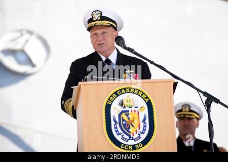 Sydney, Australien. 22. Juli 2023. USA Navy Admiral Michael Gilday, Chef der Marineeinsätze, hält während der Zeremonie für die USS Canberra am 22. Juli 2023 in Sydney, Australien, eine Rede. Kredit: MC1 Mark Faram/U.S Navy Photo/Alamy Live News Stockfoto