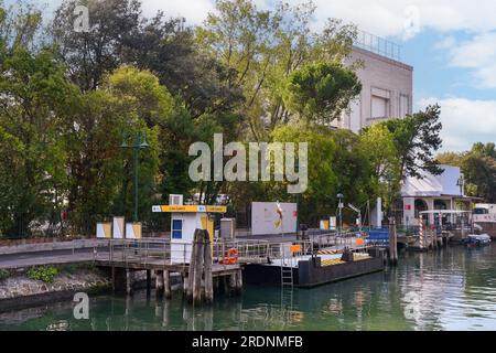 Pier auf der Rückseite des Casino-Palastes (1938), Venedig Lido, Veneto, Italien Stockfoto