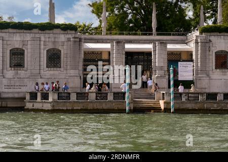 Pier und Eingang des Palazzo Venier dei Leoni, Heimat der Peggy Guggenheim Kunstsammlung, mit Blick auf den Canale Grande, Venedig, Veneto, Italien Stockfoto