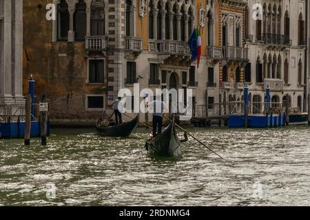 Gondelfahrt auf dem Canal Grande vor dem Palazzo Corner Contarini dei Cavalli, Venedig, Veneto, Italien Stockfoto