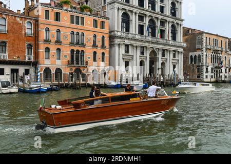 Gerade verheiratetes Paar auf einem Taxiboot auf dem Canal Grande vor dem Palazzo Grimani von San Luca im Sommer, Venedig, Veneto, Italien Stockfoto