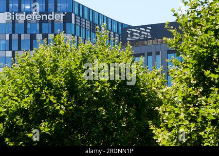 Bukarest, Rumänien - 09. Juli 2023: Oben auf sind das Logo des rumänischen Unternehmens Bitdefender für Cybersicherheit und Antivirensoftware sowie das IBM-Logo zu sehen Stockfoto