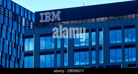Bukarest, Rumänien - 09. Juli 2023: Das IBM-Logo befindet sich auf der Oberseite des IBM-Firmensitzes in Bukarest, Rumänien. Stockfoto
