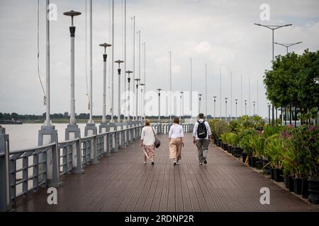 Phnom Penh, Kambodscha. 22. Juli 2023. Touristen gehen auf der Promenade entlang des Mekong River. Kredit: SOPA Images Limited/Alamy Live News Stockfoto