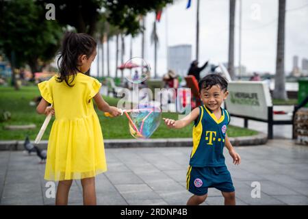 Phnom Penh, Kambodscha. 22. Juli 2023. Kinder, die mit Seifenblasen spielen. Kredit: SOPA Images Limited/Alamy Live News Stockfoto