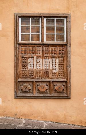 Alte hölzerne Fensterläden in einem historischen Gebäude auf Teneriffa Stockfoto
