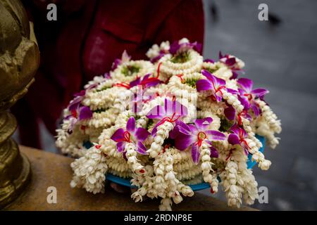 Phnom Penh, Kambodscha. 22. Juli 2023. Gebetsblumen werden zum Verkauf in einem Tempel gesehen. Kredit: SOPA Images Limited/Alamy Live News Stockfoto