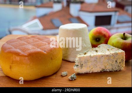 Asturische Käsesorten, hart geräucherter Kuhkäse von Pria, Blaukäse-Cabralis von Arenas und weißer Rebollin aus Pitu, Asturien, serviert im Freien mit Aussicht Stockfoto