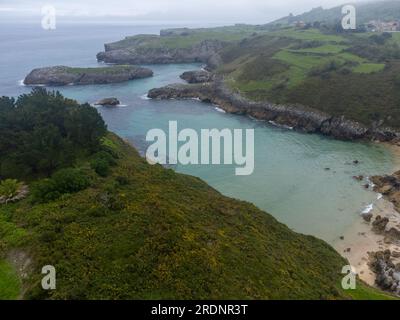 Felsen auf der Playa de Toro in Llanes, grüne Küste von Asturien, Nordspanien mit Sandstränden, Klippen, versteckten Höhlen, grünen Feldern und Wäldern aus der Vogelperspektive Stockfoto