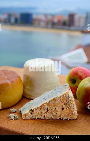 Asturische Käsesorten, hart geräucherter Kuhkäse von Pria, Blaukäse-Cabralis von Arenas und weißer Rebollin aus Pitu, Asturien, serviert im Freien mit Aussicht Stockfoto