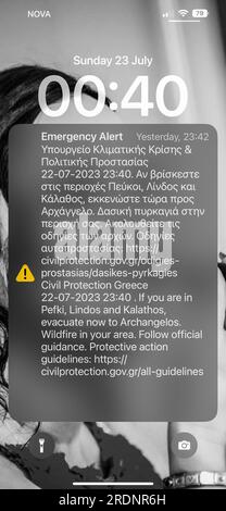 Auf der Insel Rhodos wird ein Notruf auf Mobiltelefonen ausgegeben, da das Lindos Grand Hotel and Spa als Wildfeuer auf der Insel Rhodos, Griechenland, in der Nähe von Lindos, Griechenland, 23. Juli 2023 evakuiert wird (Foto von Mark Cosgrove/News Images) Stockfoto