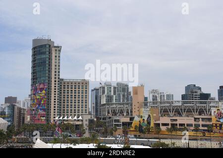 Mehrere lokale Gebäude werden für die Comic-Con International San Diego umgebaut, die am 3. Tag am 22. Juli 2023 aufgenommen wurde. Stockfoto