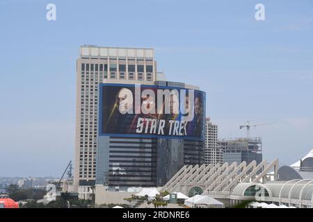 Mehrere lokale Gebäude werden für die Comic-Con International San Diego umgebaut, die am 3. Tag am 22. Juli 2023 aufgenommen wurde. Stockfoto