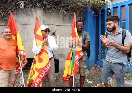 Rom, Italien. 21. Juli 2023. USB Unione Sindacale di Base Italienische Gewerkschaft protestiert gegen die Schwierigkeiten von Einwanderern, ihr Visum/Aufenthaltstitel zu erhalten, Rom, Italien, Juli 21 2023, die Legalisierung von Einwanderern ist ein heißes Thema für die italienische Regierung, da mehr als 5 Millionen legale und etwa 500,000 illegale Ausländer derzeit im Land leben. Rumänien, Albanien, Marokko, China und die Ukraine sind die fünf wichtigsten Herkunftsländer der Einwanderer in Italien. (Foto: Elisa Gestri/SIPA USA) Kredit: SIPA USA/Alamy Live News Stockfoto