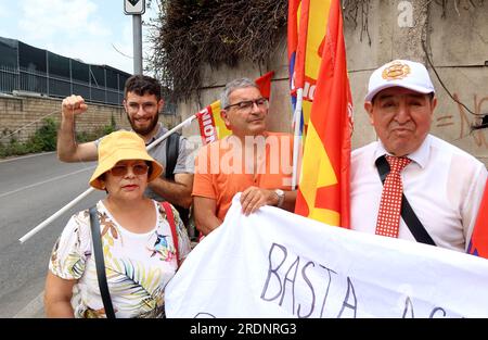 Rom, Italien. 21. Juli 2023. Peruanische Einwanderer, die beim USB-Protest gegen die Schwierigkeiten von Einwanderern, ihr Visum/Aufenthaltstitel zu erhalten, gesehen wurden, Rom, Italien, Juli 21 2023, ist die Legalisierung von Einwanderern ein heißes Thema für die italienische Regierung, da mehr als 5 Millionen legale und etwa 500,000 illegale Ausländer derzeit im Land leben. Rumänien, Albanien, Marokko, China und die Ukraine sind die fünf wichtigsten Herkunftsländer der Einwanderer in Italien. (Foto: Elisa Gestri/SIPA USA) Kredit: SIPA USA/Alamy Live News Stockfoto