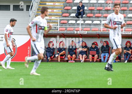 Mouscron, Belgien. 22. Juli 2023. Staff KMSK Deinze wurde am 22. Juli 2023 in Mouscron, Belgien, während eines freundlichen Vorsaison-Spiels vor der Challenger Pro League-Saison von 2023 bis 2024 zwischen KMSK Deinze und Winkel Sport fotografiert. Kredit: Sportpix/Alamy Live News Stockfoto