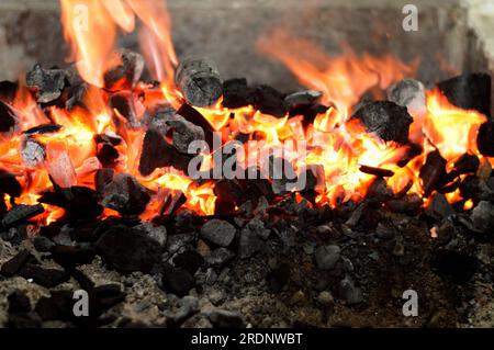 Ein Holzkohlefeuer in einem Kohlekocher Grillgerät, das normalerweise zum Grillen von Fleisch und mariniertem Rindfleisch auf Spießen wie Kebab und Kofta kufta in der Mitte verwendet wird Stockfoto