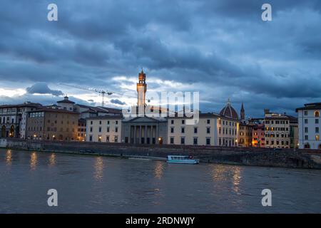 Uffizien-Museum vor dem Palazzo Vecchio am Ufer des Flusses Arno Stockfoto