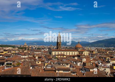 Blick auf die Basilika di Santo Spirito und die Gebäude in Florenz, Italien Stockfoto