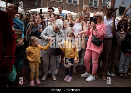 Danzig, Polen. 22. Juli 2023 Kinder in historischen Stadtkostümen laufen durch die Straßen der Stadt. Eröffnung der St. Dominic's Fair, eine Tradition, die auf das Jahr 1260 zurückgeht, als Papst Alexander IV. Die Dominikaner von Danzig ermächtigte, am Festtag ihres Gründers wohltuende Genüsse zu gewähren. Die Messe findet jährlich statt und wird zu einem wichtigen Festival für die Stadt Danzig. In diesem Jahr wurde die Messe traditionell von den Behörden der Stadt eröffnet, und eine Parade führte durch die Straßen von Danzig. Kredit: SIPA USA/Alamy Live News Stockfoto