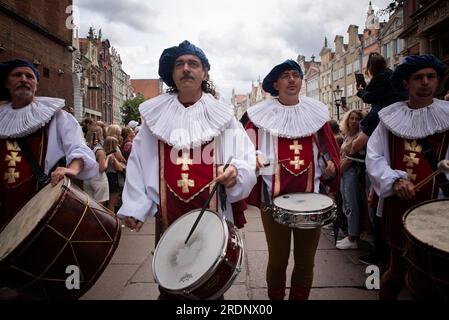 Danzig, Polen. 22. Juli 2023 Die Teilnehmer spielen während der Parade Trommeln auf den Straßen. Eröffnung der St. Dominic's Fair, eine Tradition, die auf das Jahr 1260 zurückgeht, als Papst Alexander IV. Die Dominikaner von Danzig ermächtigte, am Festtag ihres Gründers wohltuende Genüsse zu gewähren. Die Messe findet jährlich statt und wird zu einem wichtigen Festival für die Stadt Danzig. In diesem Jahr wurde die Messe traditionell von den Behörden der Stadt eröffnet, und eine Parade führte durch die Straßen von Danzig. Kredit: SIPA USA/Alamy Live News Stockfoto