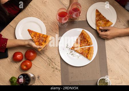 Tischtapete serviert mit Pizzas und Gläsern Wein, Essen und Trinken, gemeinsames Essen auf einer Party, Restaurant Stockfoto